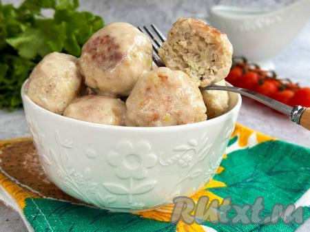 Очень вкусные и нежные ёжики, приготовленные из фарша с рисом, разложить со сковороды по тарелкам, дополнить гарниром, полить сливочным соусом, в котором томилось это мясное блюдо, и подать в горячем виде к столу.