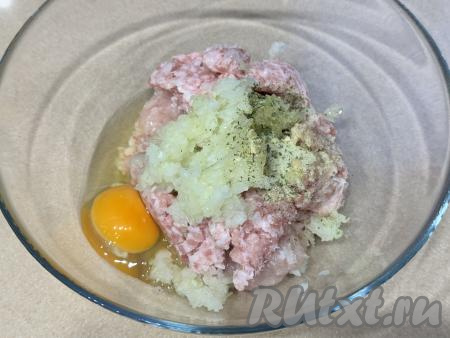 Сюда же вбить сырое яйцо.&nbsp;