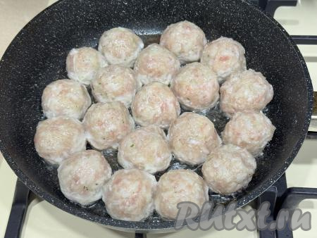 Тщательно вымесить фарш руками и сформировать ёжики размером немного больше грецкого ореха (я сформировала 19 ёжиков). В сковороду влить растительное масло, хорошо его разогреть, уменьшить огонь до среднего, выложить ёжики.
