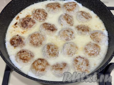 Получившийся сливочный соус влить в сковороду с обжаренными ёжиками&nbsp;из фарша с рисом.