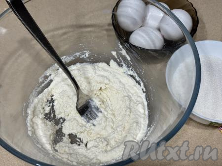 Кефир с манкой перемешать вилкой до однородности и оставить постоять на 15-20 минут, чтобы манка набухла.&nbsp;