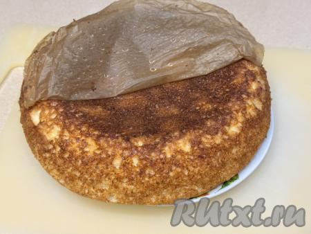 Готовую запеканку достать из чаши мультиварки, выложить на тарелку вверх дном, убрать пергамент.&nbsp;