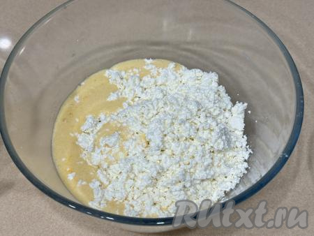 Добавить в миску творог, перемешать до однородности. Если творог у вас крупинчатый и вы хотите получить творожную массу, чтобы в ней не было крупинок творога, тогда можно пробить её погружным блендером. Я пробивать не стала, потому что мне нравятся вкрапления творога в запеканке.