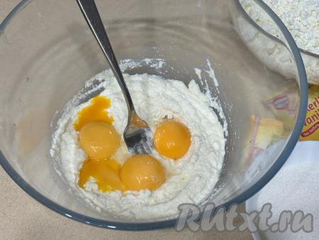 Яйца аккуратно разделить на белки и желтки. Яичные белки пока отложить в сторону, они нам потребуются в дальнейшем.&nbsp;В миску с набухшей смесью из кефира и манки добавить яичные желтки, перемешать массу вилкой до однородности.