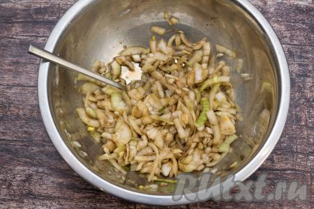 К нарезанному луку влить 2 столовых ложки соевого соуса, перемешать.