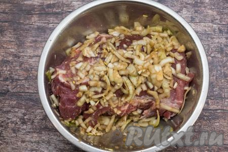 Лук, смешанный с соевым соусом, выложить в миску с мясом. Хорошо перемешать, как бы прижимая и втирая лук в мякоть свинины. Лук равномерно распределить по мясу. Накрыть миску и убрать в холодильник не менее, чем на 2 часа (можно на ночь), чтобы свинина хорошо промариновалась в луке и соевом соусе.