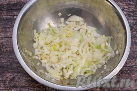 Очищенный лук нарезать на достаточно крупные полукольца. Помять нарезанный лук руками, чтобы он выделил немного сока. Луковый сок хорошо размягчает мясо, поэтому после маринования в луке оно становится более нежным.