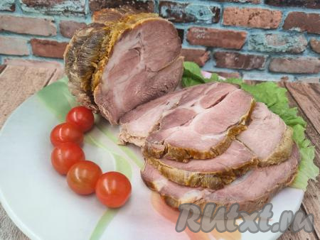 Уже после полного остывания целый кусок свинины нарезать острым ножом на ломтики. Мясо хорошо режется даже на тонкие ломтики. Свинина получается аппетитной, нежной, ароматной. Она идеально подходит в качестве холодной закуски для праздничного стола. Вот так достаточно просто можно приготовить&nbsp;в фольге в духовке наивкуснейшую свинину для праздничного стола.