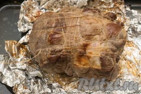 Готовое мясо достать из духовки, дать немного остыть, с помощью ножниц снять шпагат. Дать свинине полностью остыть. Затем остывшее запечённое мясо, завернув целый кусок свинины в фольгу, я отправляю на несколько часов в холодильник, чтобы мясо идеально нарезалось перед подачей на стол.