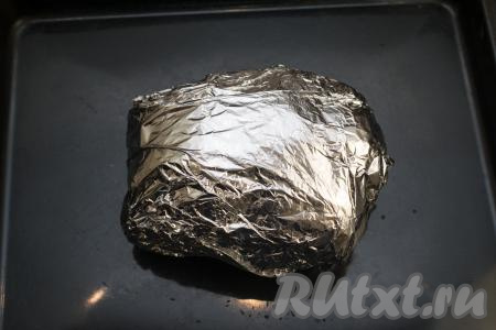 Завернуть целый кусок свинины в два слоя фольги. Запекать в разогретой до 200 градусов духовке в течение 80-120 минут. Продолжительность запекания зависит от толщины мяса. У меня мясо было дополнительно свёрнуто в более плотный толстый кусочек, поэтому его нужно запекать дольше, я запекала 2 часа.