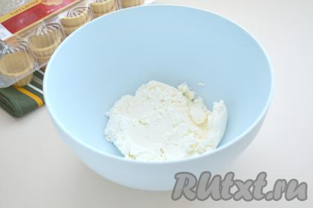 Творожный сыр кладём в миску.