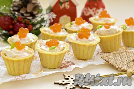 Подаём закуску к столу. Аппетитные тарталетки с нежной, пикантной начинкой из консервированного тунца и творожного сыра отлично дополнят любое праздничное застолье!
