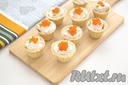Я перед подачей украсила тарталетки красной икрой и зеленью.