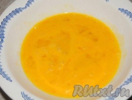 Во вторую мисочку разбить яйца и взбить их вилкой.