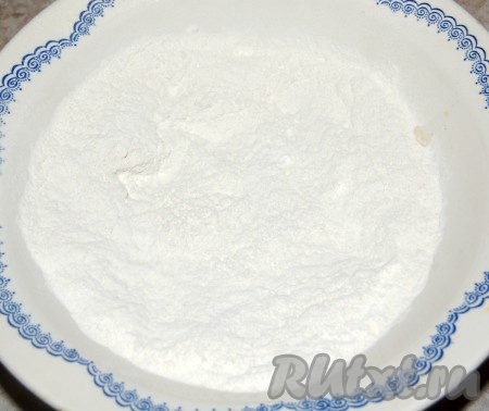 Приготовить тарелочки для кляра. В одну тарелочку насыпать муку и добавить соль, перемешать.