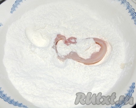 Подготовить кольца кальмаров для жарки. Для этого надо сначала каждое  кольцо опустить в муку.