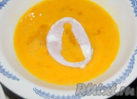 Затем кольца перенести в мисочку с яйцами и как следует обмакнуть в яичной смеси.