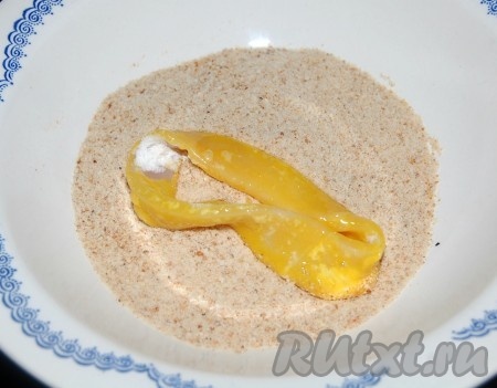 После яичной смеси перенести кольца в миску с панировочными сухарями и как следует обвалять, стараясь, чтобы кольца были полностью покрыты сухарями.