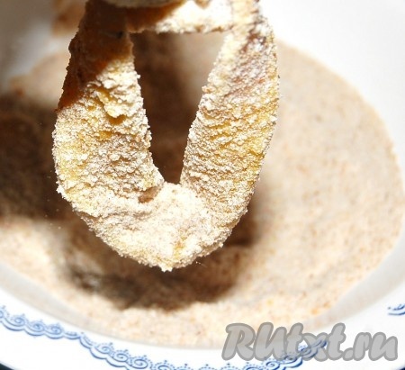 Перед опусканием в масло излишки панировки стряхнуть.