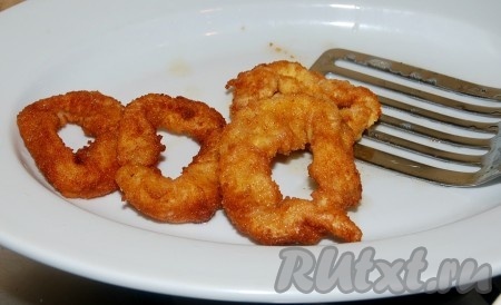 Обжаренные кольца кальмаров вытаскивать  с помощью шумовки и складывать сначала на бумажные салфетки (чтобы избавиться от излишков масла), а потом перекладывать на блюдо.