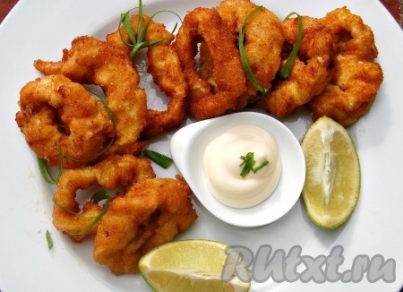 Подавать кольца кальмаров в кляре на стол горячими, добавив дольку лайма, чтобы выжимать сок прямо на кольца. Для приготовления соуса добавить в майонез сок и цедру лайма по вкусу.  Очень вкусно!