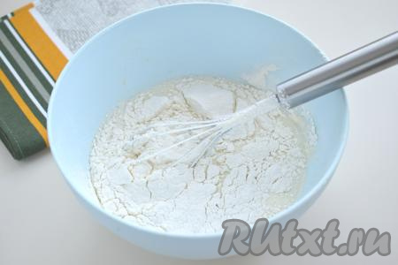 Небольшими порциями добавляем в миску муку, каждый раз тщательно вмешивая её в тесто венчиком.