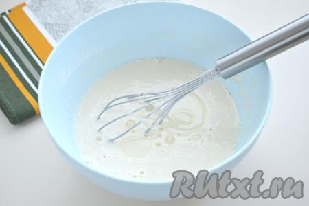 Блинное тесто должно быть однородным, не слишком жидким, по консистенции напоминать нежирный кефир. Как только добились нужной густоты блинного теста, значит больше муку добавлять не нужно. В зависимости от размера яйца и от свойств самой муки, может потребоваться&nbsp;чуть больше или чуть меньше муки, чем указано в ингредиентах, главное - ориентироваться на густоту теста, которое вы замешиваете.&nbsp;Затем вливаем растительное масло, снова хорошо перешиваем.&nbsp;Даём блинному тесту постоять 10 минут при комнатной температуре. За это время клейковина муки набухнет, поэтому готовые блинчики будут более эластичными.