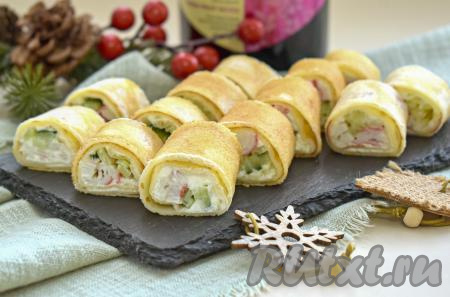Рулетики из блинов с начинкой из крабовых палочек можно сразу подавать на стол. Такая порционная закуска легко готовится, красиво смотрится и, самое главное, она получается очень вкусной и нежной. Творожный сыр, крабовые палочки и свежий огурчик идеально сочетаются с блинами, поэтому всем советую приготовить это блюдо для себя и своих близких!