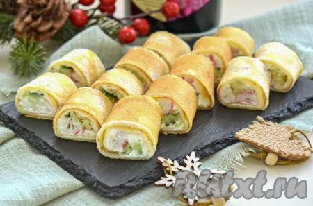 Рулетики из блинов с крабовыми палочками