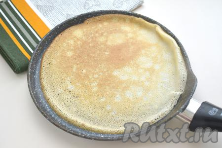 Сковороду смазываем растительным маслом, хорошо прогреваем, уменьшаем огонь до среднего, вливаем небольшой половник теста, сразу распределяем его по дну сковороды. Жарим блин примерно по 1 минуте с каждой стороны (до приятного подрумянивания с двух сторон). Готовый блинчик перекладываем на тарелку. Постепенно выпекаем все блинчики, обязательно перед жаркой очередного блина перемешивая тесто в миске, чтобы оно не застаивалось. Поскольку в состав теста входит растительное масло, сковороду я смазываю маслом только перед жаркой первого блина. Но многое зависит от качества покрытия сковороды, на которой вы готовите, поэтому, если необходимо, перед жаркой очередного блина немного смазывайте сковородку маслом. Я готовила на сковороде диаметром 22 сантиметра, в результате из предложенного количества ингредиентов я испекла 6 блинов.