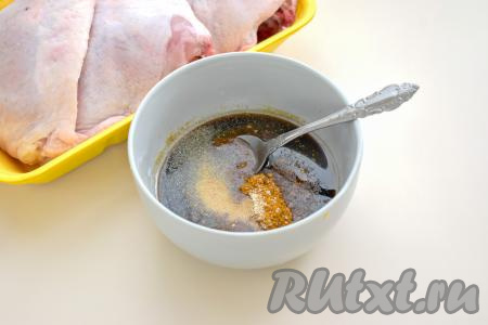 В небольшую миску наливаем соевый соус, добавляем к нему растительное масло, специи (в качестве специй я использовала 2 чайных ложки приправы для курицы и 0,5 чайной ложки&nbsp; сушёного чеснока), всыпаем совсем немного соли (учитывайте степень солёности соевого соуса, который вы используете).&nbsp;