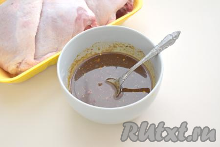 Тщательно перемешиваем соевый соус с маслом и специями, после этого маринад для куриных бёдер будет готов.