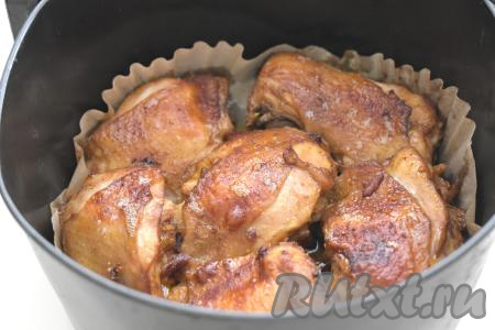 Через 20 минут с начала запекания бёдрышки переворачиваем и продолжаем их запекать ещё 15 минут (до готовности бёдер). Для того чтобы проверить готовность, нужно сделать на бёдрышках разрез ножом, если выделяется прозрачный сок без примесей крови, значит мясо готово. Если же в соке присутствуют примеси крови, тогда увеличьте время запекания в аэрогриле на 5-10 минут.