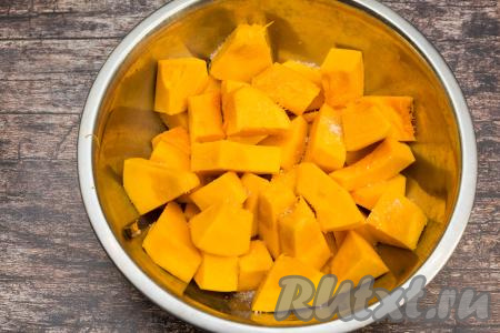 Сложить нарезанную тыкву в глубокую миску, посолить и поперчить по вкусу, хорошо перемешать.&nbsp;