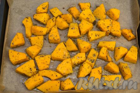 Запекать тыкву с базиликом и чесноком в духовке, разогретой до 200 градусов, в течение 30 минут (до готовности тыквы). Для того чтобы проверить готовность, нужно проколоть кусочки тыквы ножом, если нож входит легко, значит тыква готова и можно доставать её из духовки.