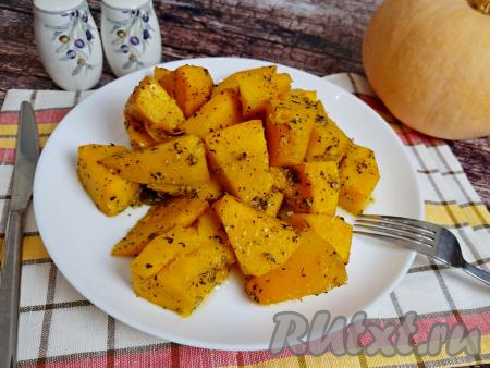 Тыква с базиликом и чесноком в духовке