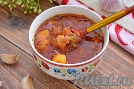 Яркий, ароматный, вкусный, насыщенный борщ, сваренный с копчёным мясом курицы, разливаем по тарелкам и в горячем виде, дополнив, по желанию, сметаной, подаём к столу.