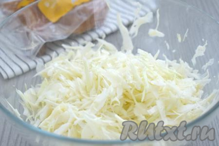 Свежую белокочанную капусту нарезаем на тонкие полоски. В кастрюлю с закипевшей водой выкладываем нарезанные картофель и капусту, солим по вкусу. Снова даём закипеть, уменьшаем огонь, варим овощи 20 минут.