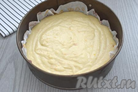 Форму для выпечки (у меня - форма диаметром 18 сантиметров) застилаем пергаментом (или смазываем растительным маслом), выкладываем тесто, немного разравниваем.