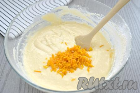 Понемногу добавляя оставшуюся муку и каждый раз полностью вмешивая её венчиком, замешиваем однородное тесто, напоминающее сметану средней жирности. Как только добились теста нужной густоты, значит больше муку добавлять не нужно. В зависимости от жирности кефира, величины яиц, вам может потребоваться немного больше или меньше муки, чем указано в ингредиентах, поэтому советую ориентироваться именно на густоту теста для пирога. Добавляем в&nbsp;тесто апельсиновую цедру, хорошо перемешиваем.