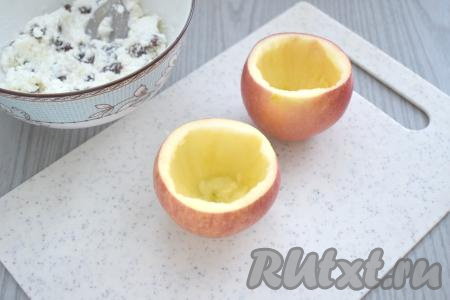 Аккуратно удаляем из яблок мякоть, чтобы стенки остались неповреждёнными. Я использую чайную ложку для удаления сердцевины яблок.