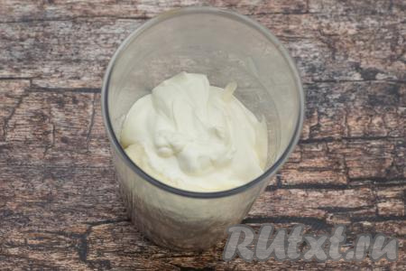 В чашу для взбивания погружным блендером (или в глубокую миску) выложить творог, сахар и сметану.&nbsp;