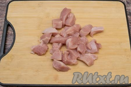 Куриное мясо нарезать на кубики с размером стороны 3-4 сантиметра.