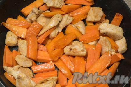 Перемешать и жарить курицу с бататом, периодически перемешивая, в течение 10 минут.