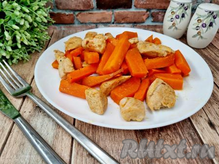 Готовый батат с кусочками мяса курицы разложить со сковороды по тарелкам и подать к столу в горячем виде. Нежный, сладковатый батат и румяная, сочная курочка прекрасно дополняют друг друга. Отличное блюдо для повседневного домашнего меню!