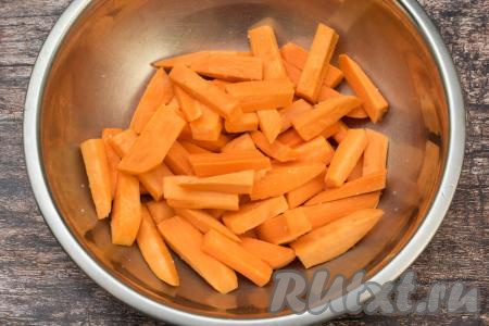 Посолить батат по вкусу, как солите обычную картошку.