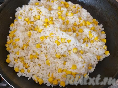 Сразу перемешать и прогреть на среднем огне минуты 3-4, периодически перемешивая. Если нужно, досолить по вкусу. Убрать сковороду с огня.