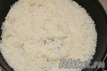 Готовить рис минут 20-25 (рисинки должны стать мягкими, но не переваренными, вода должна полностью испариться). Перемешивать рис в процессе приготовления не нужно.