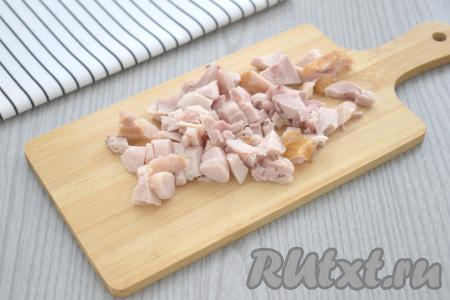 Сразу же выкладываем в кастрюлю мясо копчёной курицы, нарезанное на небольшие кусочки. Доводим рисовый суп до кипения, если нужно, досаливаем, уменьшаем огонь и варим 5-7 минут.