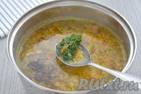 В конце приготовления перчим, по желанию, добавляем замороженную (или свежую) мелко нарезанную зелень (у меня - замороженная петрушка), даём закипеть, варим 1 минуту и убираем с огня.